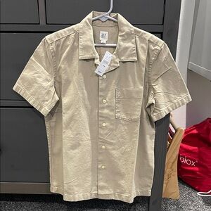 GAP boys Beige Short Sleeve Button Down Shirt